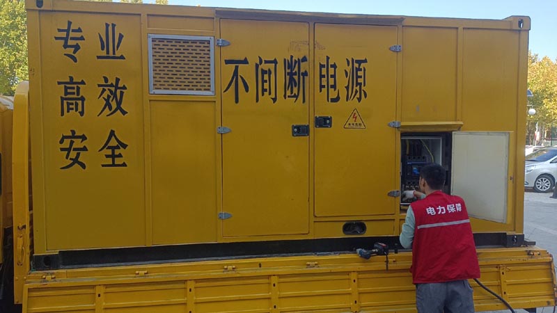 东安柴油发电机组和UPS电源配合使用时，如何避免切换过程中的电力中断？