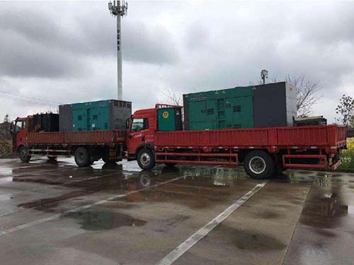 东安涂抹密封胶后，需要等待多长时间才能安装水冷式机油散热器密封件？